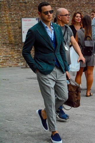 Come indossare e abbinare una giacca verde scuro per un uomo di 30 anni in autunno 2024 in modo formale: Indossa una giacca verde scuro con pantaloni eleganti grigi come un vero gentiluomo. Perché non aggiungere un paio di sneakers senza lacci di tela blu scuro per un tocco più rilassato? Una stupenda scelta per essere più cool e assolutamente alla moda anche in autunno.