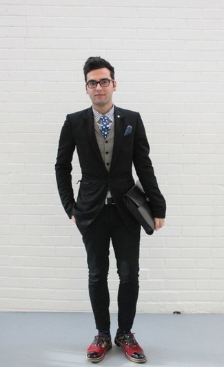 Come indossare e abbinare una cravatta a pois blu in modo formale: L'abbinamento di un blazer nero e una cravatta a pois blu ti donerà un aspetto forte e sicuro. Scarpe oxford in pelle multicolori sono una splendida scelta per completare il look.