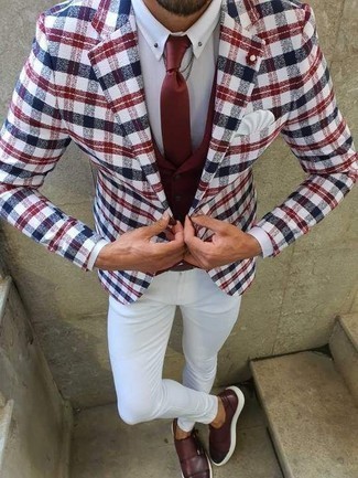 Come indossare e abbinare una cravatta di seta rossa e nera in modo formale: Abbina un blazer scozzese bianco con una cravatta di seta rossa e nera per essere sofisticato e di classe. Questo outfit si abbina perfettamente a un paio di scarpe double monk in pelle bordeaux.