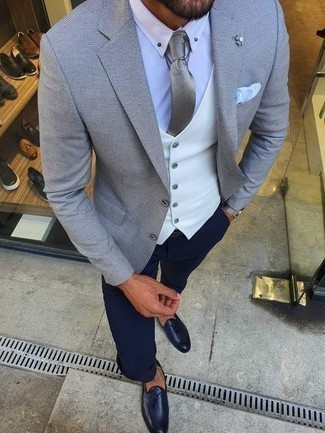 Come indossare e abbinare una cravatta di seta argento per un uomo di 30 anni: Scegli un blazer azzurro e una cravatta di seta argento per un look elegante e alla moda. Rifinisci questo look con un paio di mocassini con nappine in pelle blu scuro.