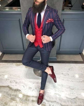 Quale blazer indossare con un gilet rosso: Potresti abbinare un blazer con un gilet rosso per essere sofisticato e di classe. Se non vuoi essere troppo formale, opta per un paio di scarpe double monk in pelle bordeaux.