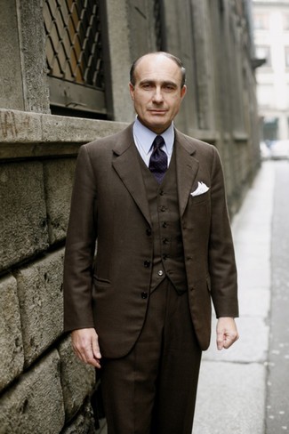 Come indossare e abbinare una giacca marrone per un uomo di 50 anni: Abbina una giacca marrone con pantaloni eleganti di lana marrone scuro per essere sofisticato e di classe.