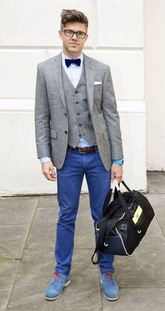 Come indossare e abbinare un gilet con scarpe derby per un uomo di 30 anni: Potresti indossare un gilet e chino blu per un look elegante e di classe. Completa questo look con un paio di scarpe derby.