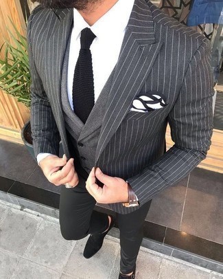 Quale gilet indossare con un blazer grigio: Potresti combinare un blazer grigio con un gilet come un vero gentiluomo. Mettiti un paio di scarpe double monk in pelle scamosciata nere per avere un aspetto più rilassato.