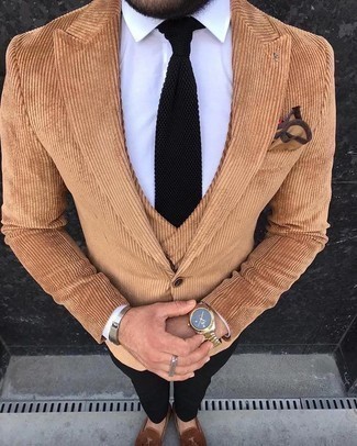Come indossare e abbinare una giacca di velluto a coste: Opta per una giacca di velluto a coste e pantaloni eleganti neri come un vero gentiluomo. Mocassini eleganti in pelle scamosciata marroni sono una splendida scelta per completare il look.