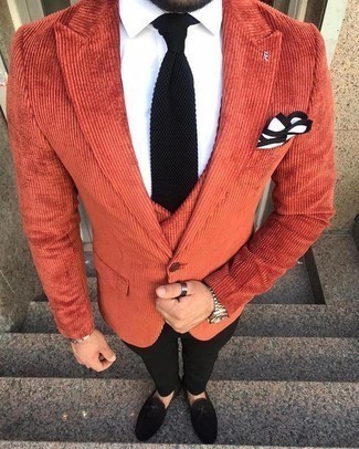 Quale gilet indossare con un blazer arancione: Coniuga un blazer arancione con un gilet per un look elegante e alla moda. Mocassini con nappine in pelle scamosciata neri sono una gradevolissima scelta per completare il look.
