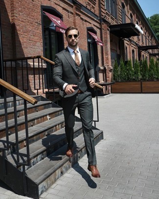 Quale gilet indossare con un blazer grigio: Opta per un blazer grigio e un gilet come un vero gentiluomo. Prova con un paio di scarpe brogue in pelle marroni per avere un aspetto più rilassato.