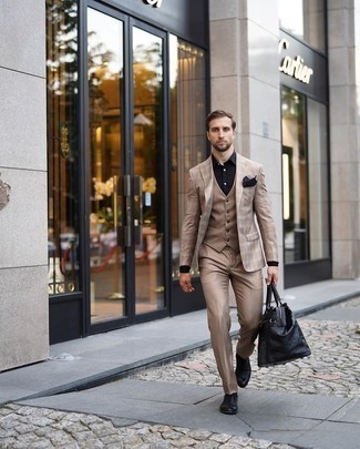 Quale blazer indossare con un gilet beige: Punta su un blazer e un gilet beige per una silhouette classica e raffinata Scarpe oxford in pelle nere sono una gradevolissima scelta per completare il look.