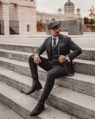 Quale blazer indossare con un gilet grigio in modo formale: Coniuga un blazer con un gilet grigio per un look elegante e di classe. Stivali eleganti in pelle neri sono una eccellente scelta per completare il look.