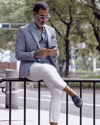 Come indossare e abbinare mocassini eleganti con un gilet quando fa caldo in modo formale: Combina un gilet con jeans bianchi per un look elegante e alla moda. Indossa un paio di mocassini eleganti per un tocco virile.