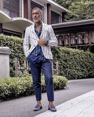 Come indossare e abbinare un gilet con mocassini eleganti per un uomo di 50 anni: Abbina un gilet con chino blu scuro se cerchi uno stile ordinato e alla moda. Mocassini eleganti sono una eccellente scelta per completare il look.