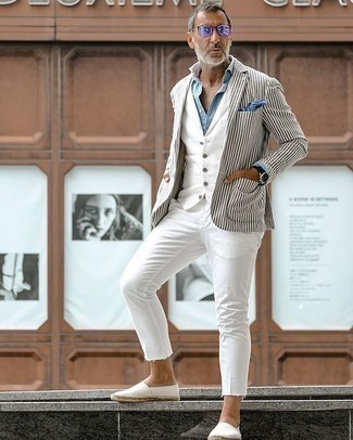 Come indossare e abbinare jeans bianchi per un uomo di 50 anni in modo smart-casual: Prova ad abbinare un blazer a righe verticali bianco e nero con jeans bianchi per un outfit comodo ma studiato con cura. Rifinisci questo look con un paio di espadrillas di tela bianche.