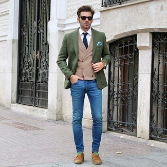 Come indossare e abbinare un blazer di lana verde scuro per un uomo di 30 anni: Prova a combinare un blazer di lana verde scuro con jeans blu per un drink dopo il lavoro. Mettiti un paio di scarpe derby in pelle scamosciata marrone chiaro per un tocco virile.