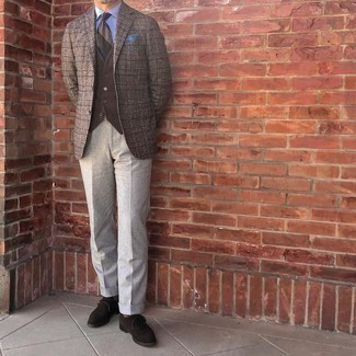 Look alla moda per uomo: Blazer di lana scozzese marrone, Gilet marrone scuro, Camicia elegante viola chiaro, Pantaloni eleganti grigi