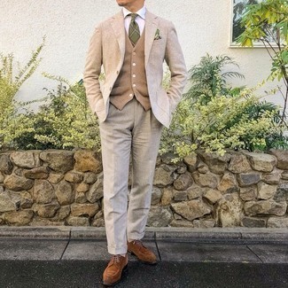 Come indossare e abbinare scarpe derby in modo formale: Prova a combinare un blazer di lana beige con pantaloni eleganti grigi come un vero gentiluomo. Rifinisci questo look con un paio di scarpe derby.