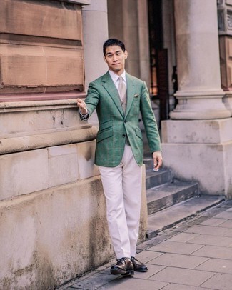 Come indossare e abbinare un blazer verde quando fa caldo: Abbina un blazer verde con pantaloni eleganti bianchi come un vero gentiluomo. Completa questo look con un paio di scarpe derby in pelle marrone scuro.