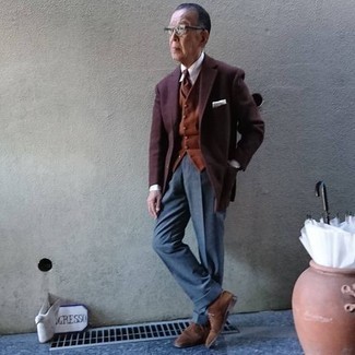 Moda uomo anni 60: Combina un blazer bordeaux con pantaloni eleganti blu per una silhouette classica e raffinata Scarpe derby in pelle scamosciata marroni sono una validissima scelta per completare il look.
