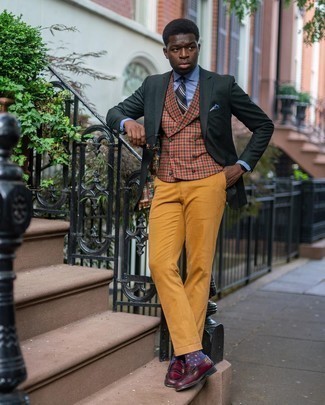 Come indossare e abbinare una cravatta a righe orizzontali marrone per un uomo di 30 anni: Potresti indossare un blazer verde scuro e una cravatta a righe orizzontali marrone come un vero gentiluomo. Mocassini eleganti in pelle bordeaux sono una eccellente scelta per completare il look.