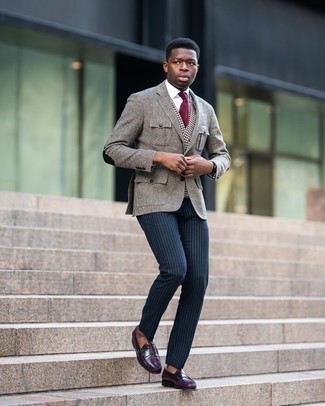 Quale gilet indossare con un blazer grigio: Coniuga un blazer grigio con un gilet per essere sofisticato e di classe. Per distinguerti dagli altri, scegli un paio di mocassini eleganti in pelle bordeaux come calzature.