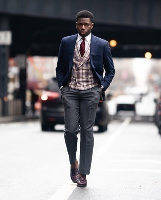 Quale blazer indossare con mocassini eleganti bordeaux: Abbina un blazer con pantaloni eleganti grigio scuro per un look elegante e di classe. Completa questo look con un paio di mocassini eleganti bordeaux.