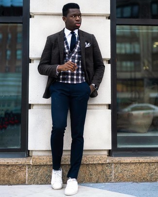 Come indossare e abbinare calzini a righe orizzontali azzurri per un uomo di 30 anni: Indossa un blazer di lana grigio scuro con calzini a righe orizzontali azzurri per un'atmosfera casual-cool. Calza un paio di sneakers basse di tela bianche per un tocco virile.