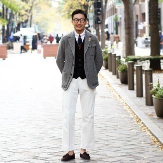 Look alla moda per uomo: Blazer di lana grigio, Gilet nero, Camicia elegante bianca, Pantaloni eleganti bianchi