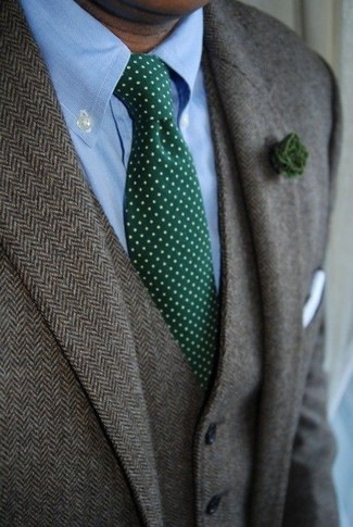Come indossare e abbinare una cravatta a pois verde scuro per un uomo di 30 anni in modo formale: Scegli un outfit composto da un blazer di lana a spina di pesce grigio e una cravatta a pois verde scuro per essere sofisticato e di classe.