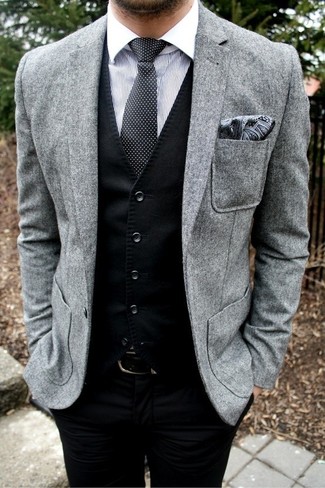 Come indossare e abbinare un fazzoletto da taschino grigio scuro in modo formale: Abbina un blazer di lana grigio con un fazzoletto da taschino grigio scuro per un look perfetto per il weekend.
