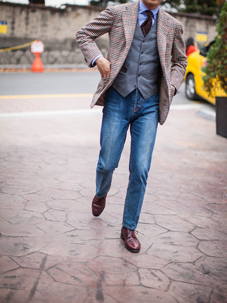 Come indossare e abbinare un gilet grigio: Mostra il tuo stile in un gilet grigio con jeans blu come un vero gentiluomo. Scegli uno stile classico per le calzature e scegli un paio di scarpe derby in pelle bordeaux.