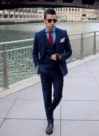 Look alla moda per uomo: Blazer a quadri blu scuro, Gilet blu scuro, Camicia elegante blu, Pantaloni eleganti blu scuro
