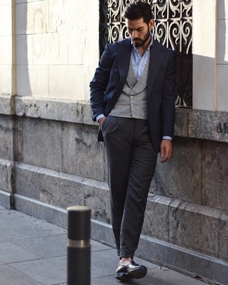 Come indossare e abbinare un gilet grigio in modo formale: Potresti abbinare un gilet grigio con pantaloni eleganti grigio scuro come un vero gentiluomo. Abbina questi abiti a un paio di mocassini con nappine in pelle neri.