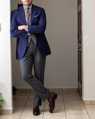 Come indossare e abbinare un blazer blu con pantaloni eleganti grigi in modo formale: Sfodera un look elegante con un blazer blu e pantaloni eleganti grigi. Mocassini con nappine in pelle marrone scuro sono una splendida scelta per completare il look.