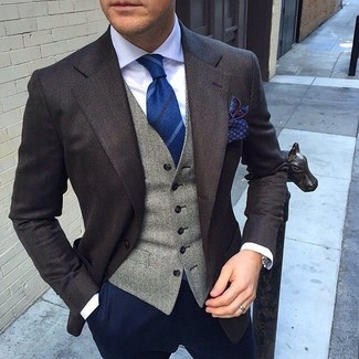 Come indossare e abbinare una cravatta a righe verticali blu scuro e verde per un uomo di 30 anni: Vestiti con un blazer marrone scuro e una cravatta a righe verticali blu scuro e verde per un look elegante e alla moda.