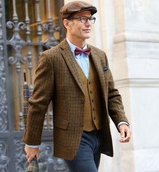 Come indossare e abbinare un gilet di lana marrone chiaro per un uomo di 30 anni in modo smart-casual: Potresti combinare un gilet di lana marrone chiaro con jeans grigio scuro per un look elegante e alla moda.