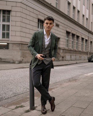 Look alla moda per uomo: Blazer verde scuro, Gilet con motivo pied de poule grigio, Camicia elegante bianca, Pantaloni eleganti grigio scuro