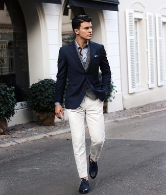 Quale blazer indossare con un gilet grigio per un uomo di 30 anni in modo formale: Potresti indossare un blazer e un gilet grigio per una silhouette classica e raffinata Scarpe derby di tela blu scuro daranno una nuova dimensione a un look altrimenti classico.