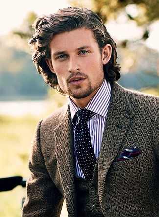 Come indossare e abbinare un gilet di lana: Indossa un gilet di lana e un blazer di lana a spina di pesce marrone come un vero gentiluomo.