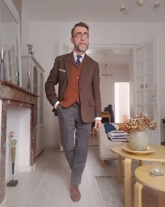 Come indossare e abbinare pantaloni eleganti con scarpe oxford per un uomo di 50 anni: Metti un blazer di lana marrone e pantaloni eleganti come un vero gentiluomo. Scarpe oxford sono una interessante scelta per completare il look.