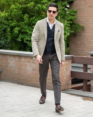 Look alla moda per uomo: Blazer beige, Gilet blu scuro, Camicia elegante bianca, Pantaloni eleganti di lana a righe verticali grigio scuro