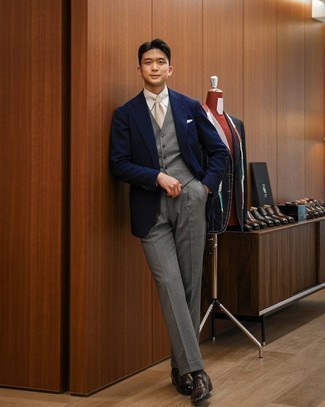 Look alla moda per uomo: Blazer blu scuro, Gilet grigio, Camicia elegante bianca, Pantaloni eleganti grigi
