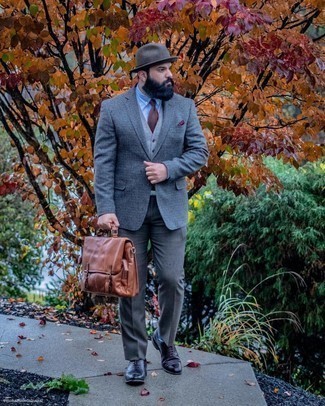 Quale blazer indossare con un gilet grigio quando fa caldo in modo formale: Prova a combinare un blazer con un gilet grigio per essere sofisticato e di classe. Rifinisci questo look con un paio di scarpe oxford in pelle nere.