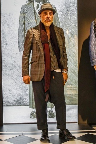 Quale pantaloni eleganti indossare con scarpe derby melanzana scuro per un uomo di 50 anni: Combina un blazer scozzese marrone con pantaloni eleganti come un vero gentiluomo. Scarpe derby melanzana scuro sono una eccellente scelta per completare il look.