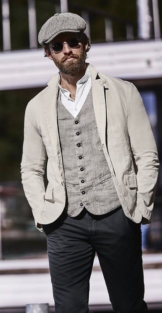 Come indossare e abbinare un serafino bianco con un blazer grigio scuro in modo smart-casual: Indossa un blazer grigio scuro con un serafino bianco per un look spensierato e alla moda.
