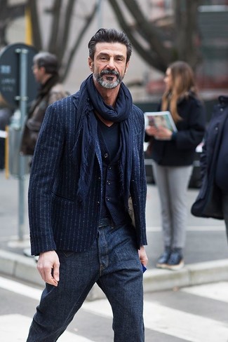 Come indossare e abbinare un gilet di lana per un uomo di 40 anni: Scegli un outfit composto da un gilet di lana e jeans blu scuro per un look elegante e alla moda.
