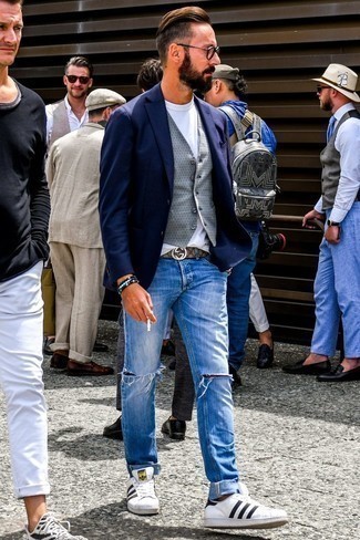 Quale gilet indossare con jeans blu per un uomo di 30 anni: Metti un gilet e jeans blu se preferisci uno stile ordinato e alla moda. Non vuoi calcare troppo la mano con le scarpe? Indossa un paio di sneakers basse in pelle bianche e nere per la giornata.