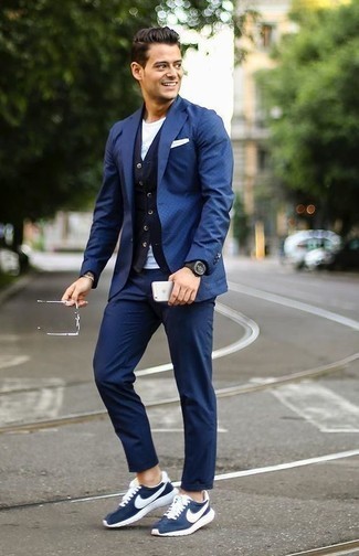 Quale chino indossare con un gilet blu: Scegli un outfit composto da un gilet blu e chino per essere sofisticato e di classe. Scegli un paio di scarpe sportive blu scuro e bianche per un tocco più rilassato.