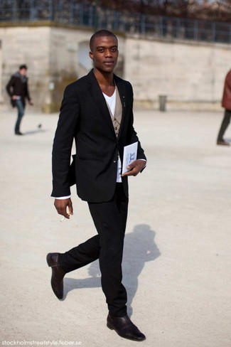 Quale jeans indossare con un blazer nero per un uomo di 30 anni in autunno 2024 in modo smart-casual: Prova a combinare un blazer nero con jeans per un look davvero alla moda. Mettiti un paio di mocassini eleganti in pelle neri per dare un tocco classico al completo. Il look per i mesi autunnali è servito.