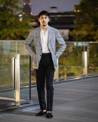 Look alla moda per uomo: Blazer scozzese grigio, Camicia a maniche corte bianca, Pantaloni eleganti neri, Mocassini eleganti di velluto neri