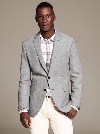 Look alla moda per uomo: Blazer grigio, Camicia a maniche lunghe a quadri bianca, Jeans beige