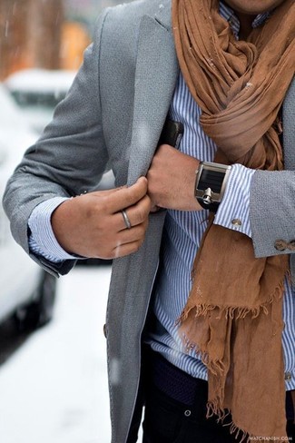 Look alla moda per uomo: Blazer grigio, Camicia a maniche lunghe a righe verticali bianca, Sciarpa terracotta